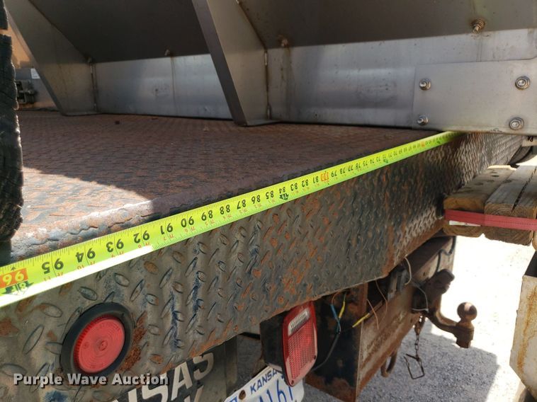 image for item DO2960 2001 Ford F550 Super Duty  flatbed truck