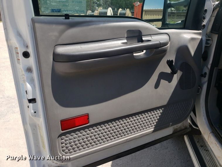 image for item DO2960 2001 Ford F550 Super Duty  flatbed truck