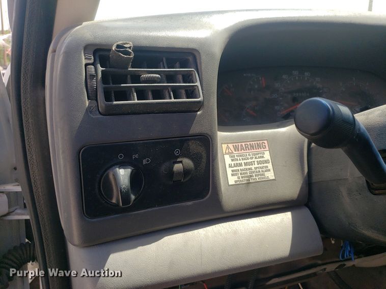 image for item DO2960 2001 Ford F550 Super Duty  flatbed truck