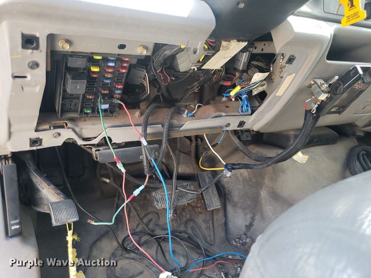 image for item DO2960 2001 Ford F550 Super Duty  flatbed truck