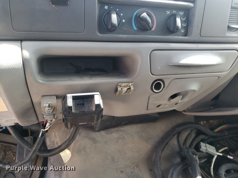 image for item DO2960 2001 Ford F550 Super Duty  flatbed truck