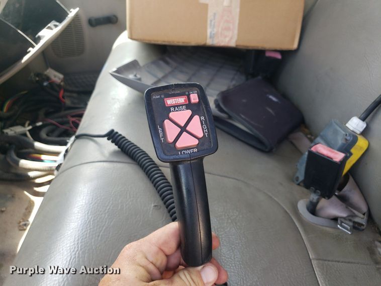 image for item DO2960 2001 Ford F550 Super Duty  flatbed truck