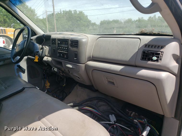 image for item DO2960 2001 Ford F550 Super Duty  flatbed truck