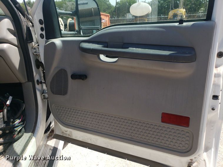 image for item DO2960 2001 Ford F550 Super Duty  flatbed truck