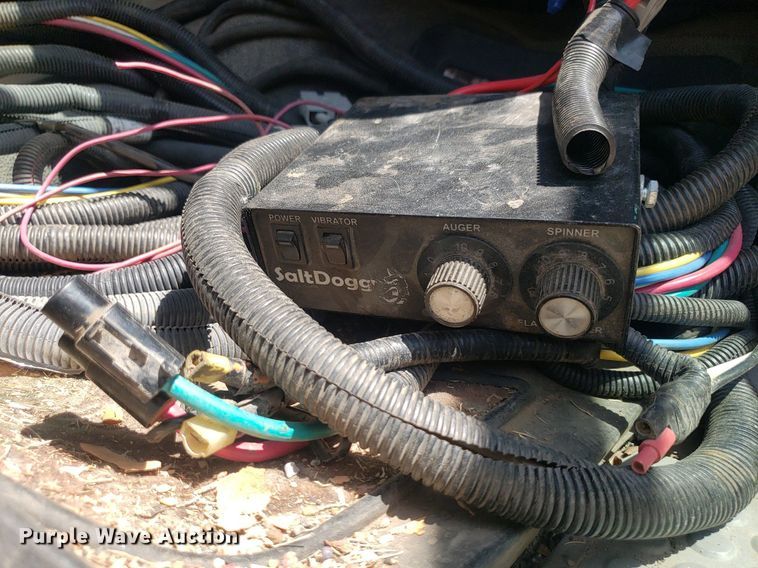 image for item DO2960 2001 Ford F550 Super Duty  flatbed truck