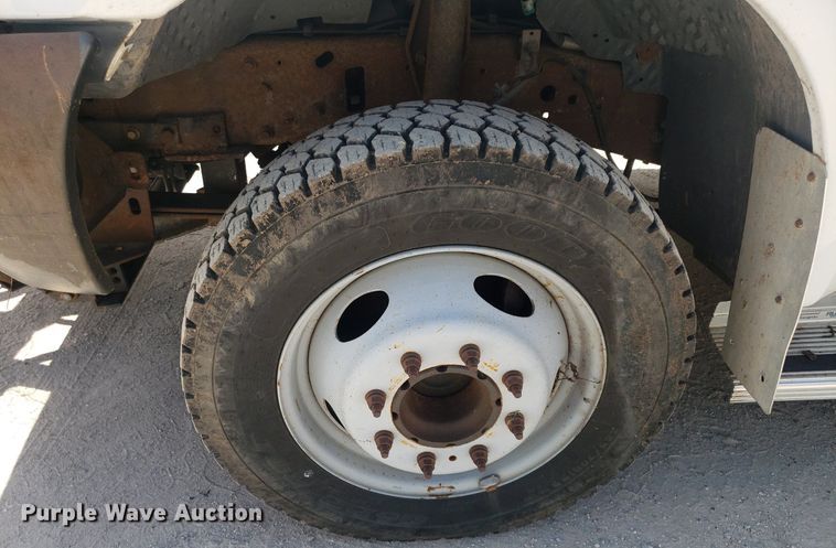 image for item DO2960 2001 Ford F550 Super Duty  flatbed truck