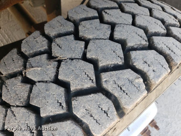 image for item DO2960 2001 Ford F550 Super Duty  flatbed truck