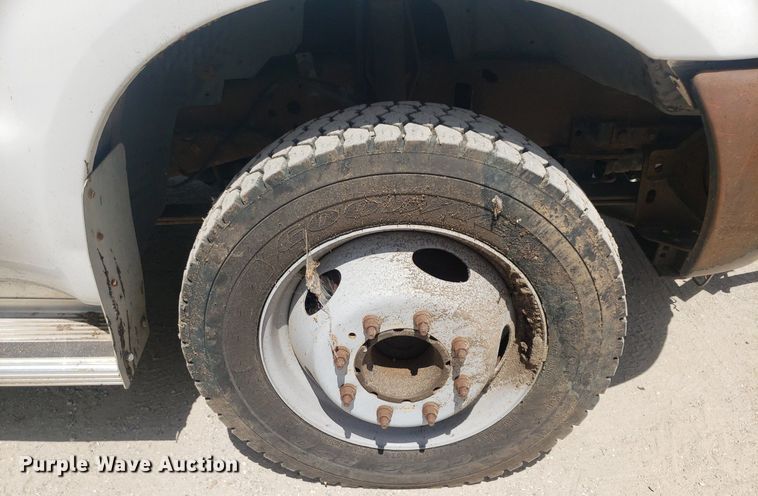 image for item DO2960 2001 Ford F550 Super Duty  flatbed truck