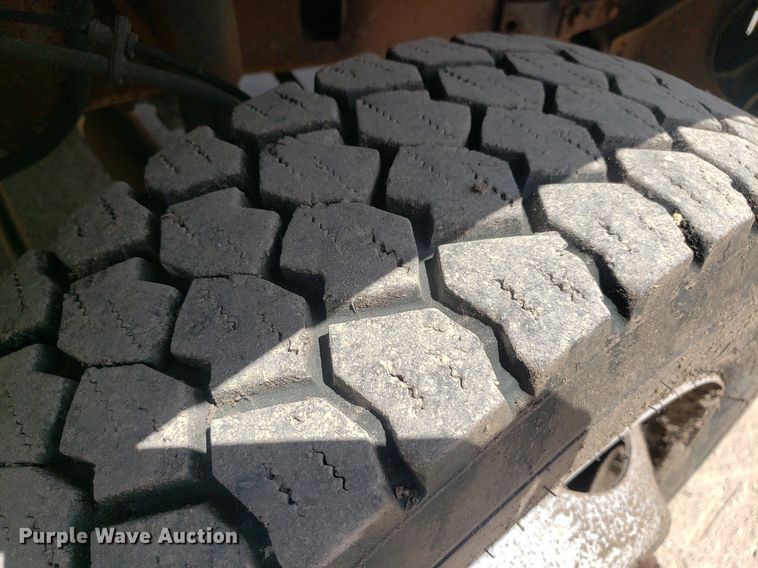 image for item DO2960 2001 Ford F550 Super Duty  flatbed truck