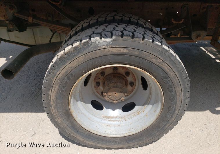 image for item DO2960 2001 Ford F550 Super Duty  flatbed truck