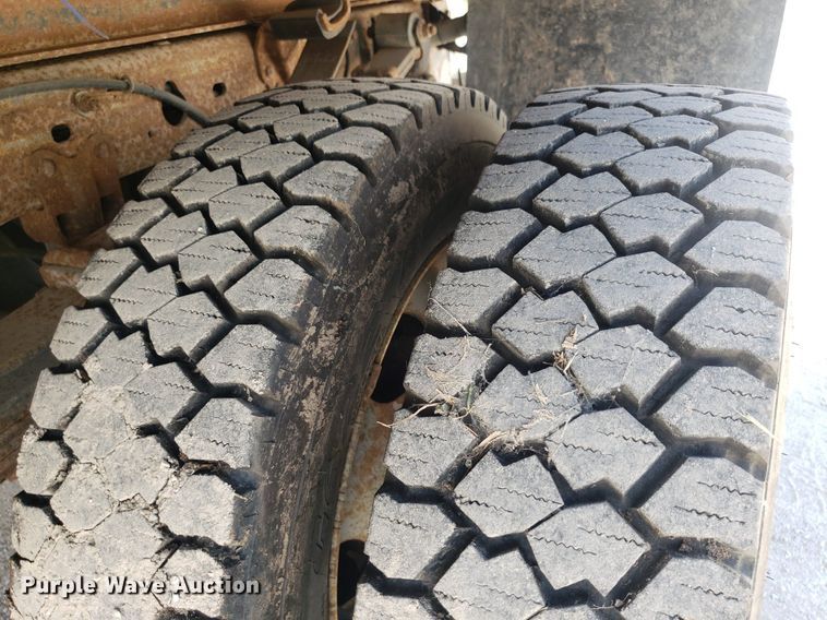 image for item DO2960 2001 Ford F550 Super Duty  flatbed truck