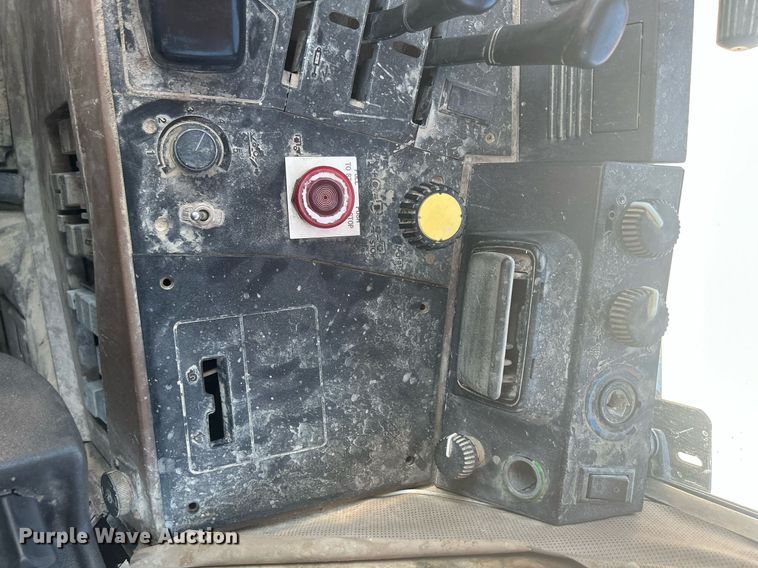 image for item DQ0903 1993 John Deere 6400  tractor