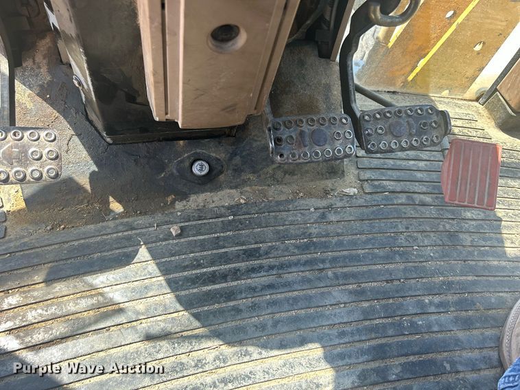 image for item DQ0903 1993 John Deere 6400  tractor