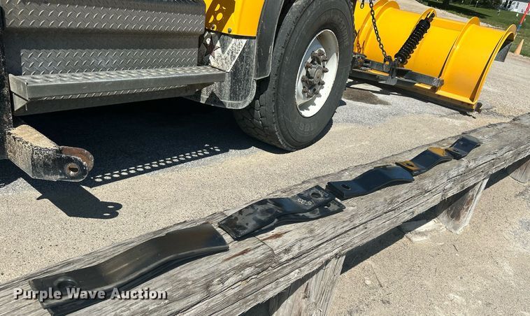 image for item DQ0903 1993 John Deere 6400  tractor