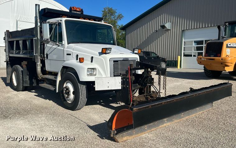 image for item DQ0905 2002 Freightliner FL70  dump truck