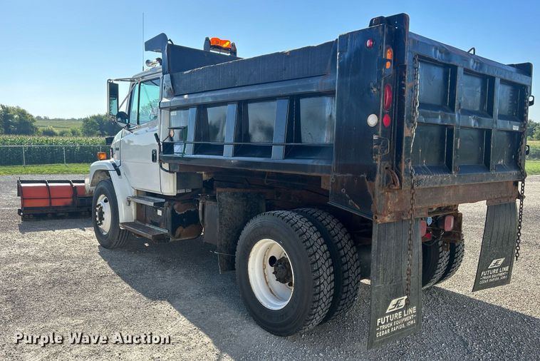 image for item DQ0905 2002 Freightliner FL70  dump truck