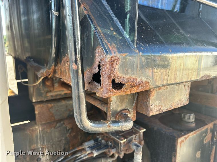 image for item DQ0905 2002 Freightliner FL70  dump truck