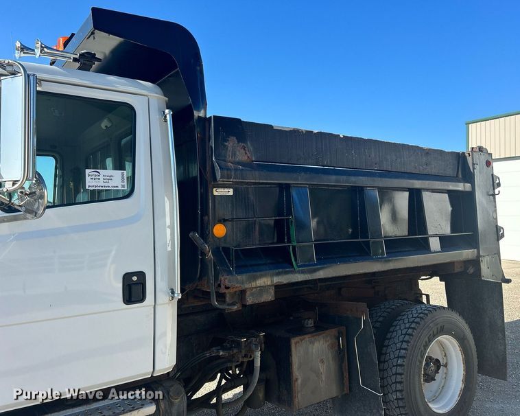 image for item DQ0905 2002 Freightliner FL70  dump truck