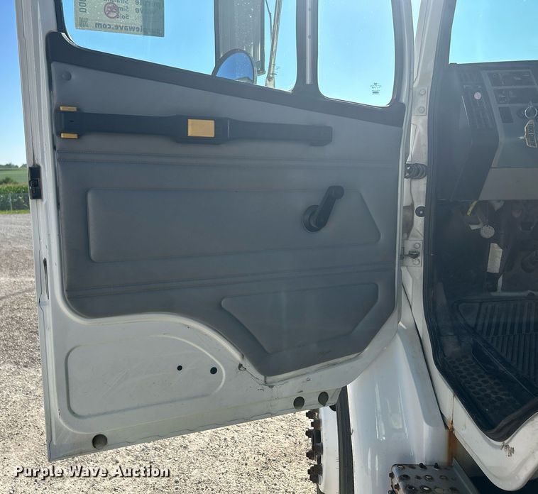 image for item DQ0905 2002 Freightliner FL70  dump truck