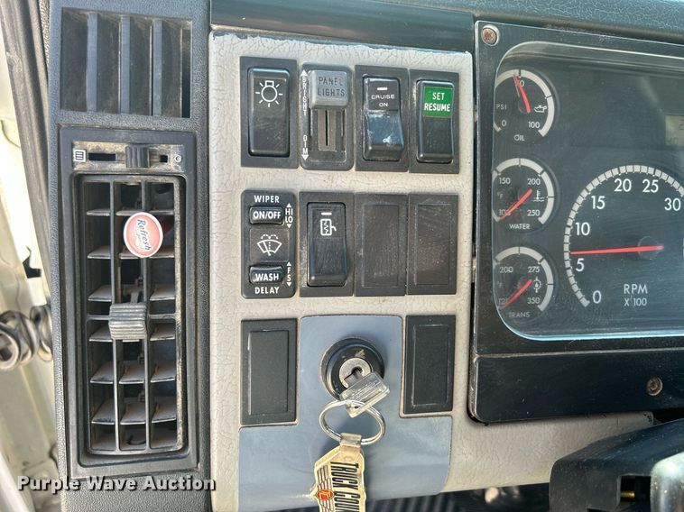 image for item DQ0905 2002 Freightliner FL70  dump truck