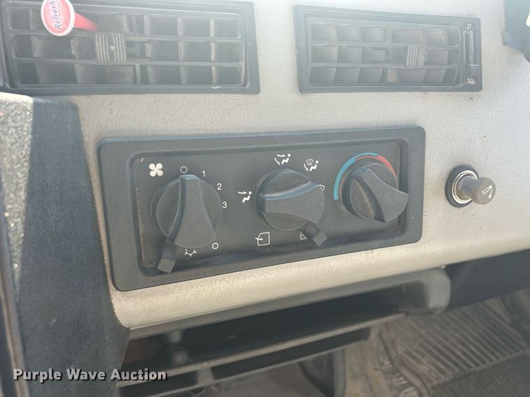 image for item DQ0905 2002 Freightliner FL70  dump truck