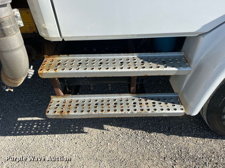 image for item DQ0905 2002 Freightliner FL70  dump truck