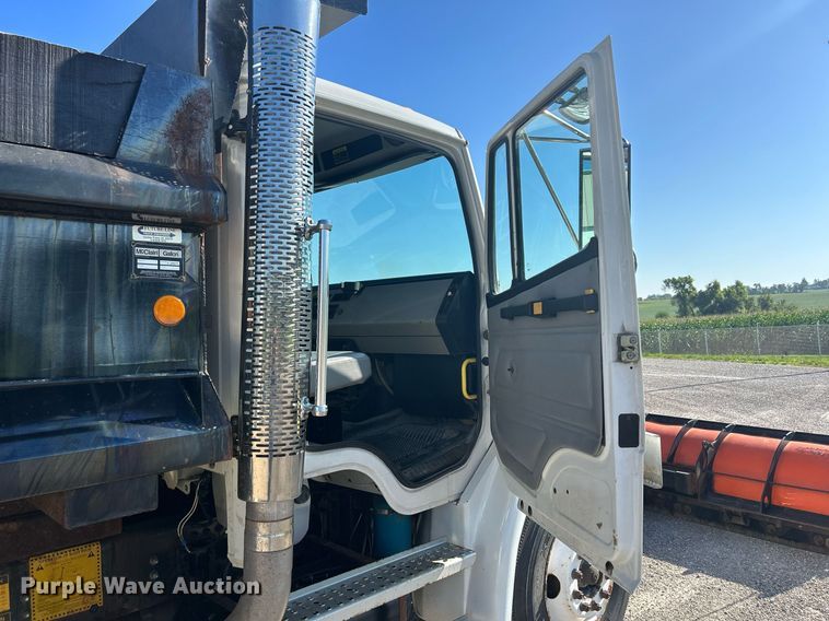 image for item DQ0905 2002 Freightliner FL70  dump truck