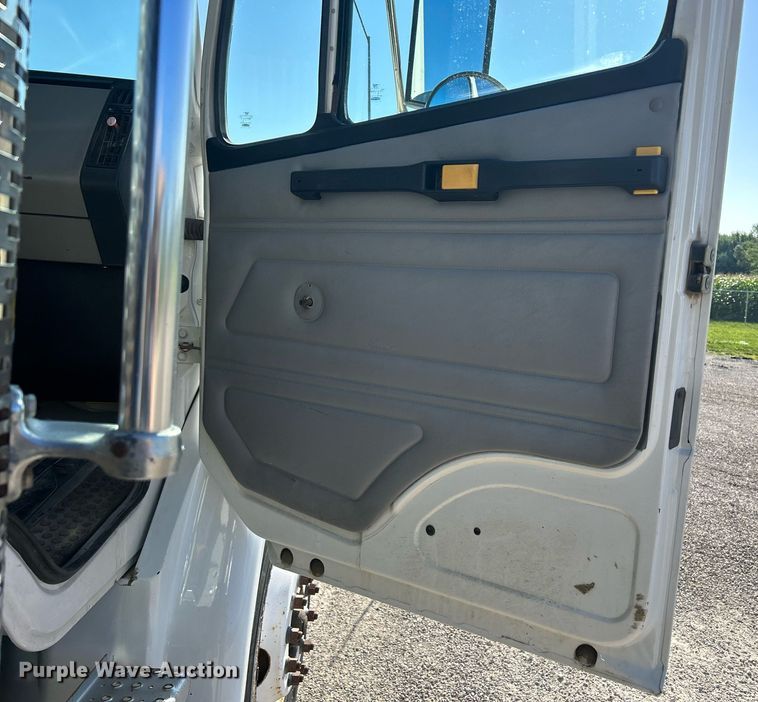 image for item DQ0905 2002 Freightliner FL70  dump truck