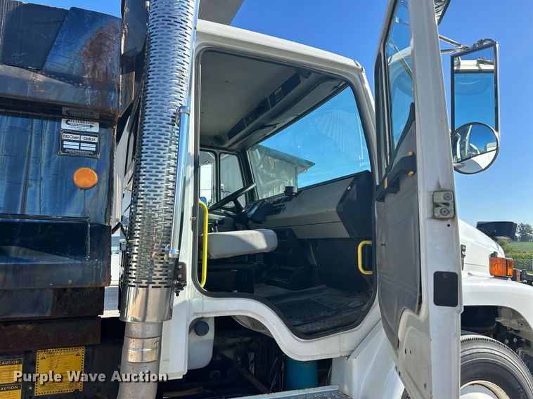 image for item DQ0905 2002 Freightliner FL70  dump truck