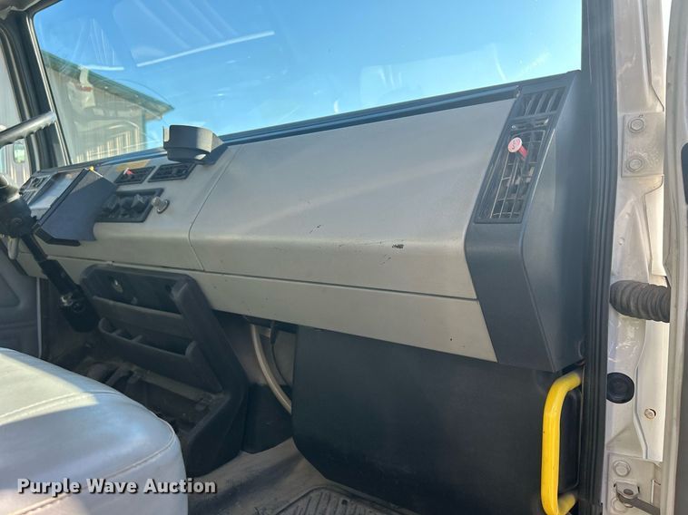 image for item DQ0905 2002 Freightliner FL70  dump truck