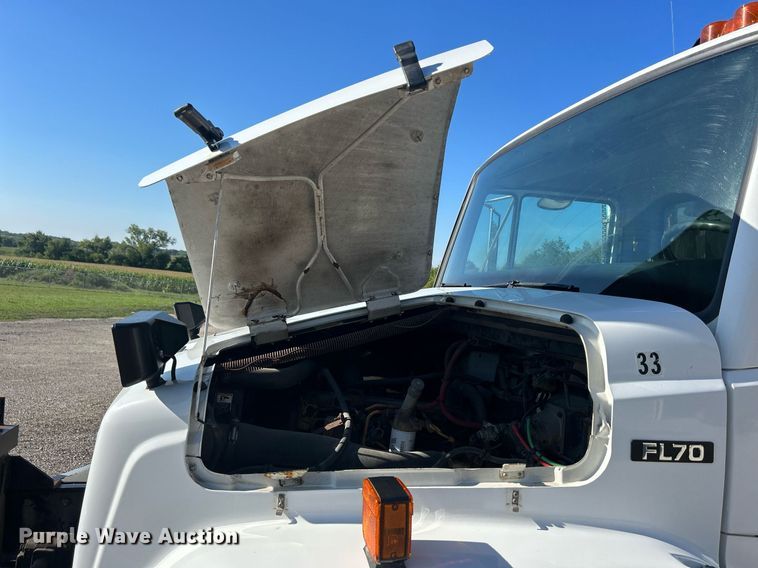 image for item DQ0905 2002 Freightliner FL70  dump truck