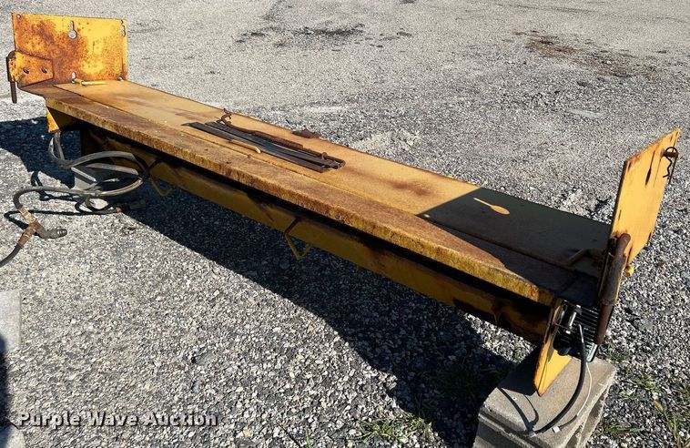 image for item DQ0905 2002 Freightliner FL70  dump truck