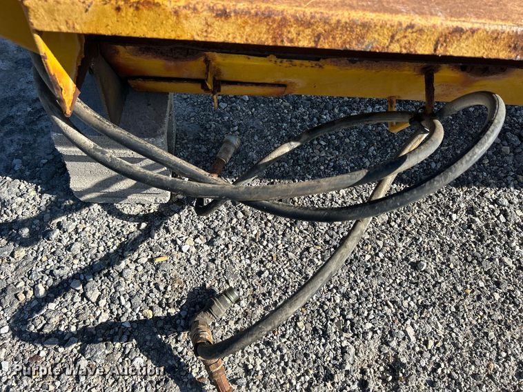 image for item DQ0905 2002 Freightliner FL70  dump truck