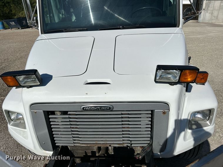 image for item DQ0905 2002 Freightliner FL70  dump truck