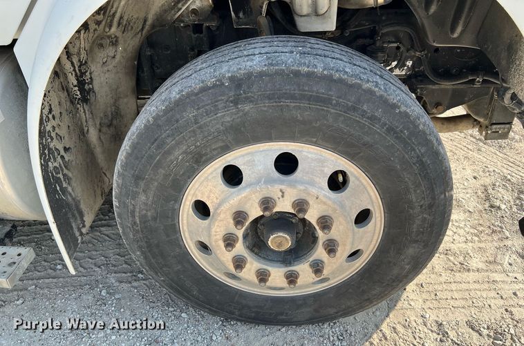 image for item DQ2137 2006 Freightliner Business Class M2  dump truck