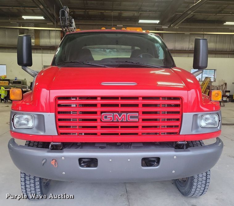 image for item IQ9805 2005 GMC C5500  utility / service truck