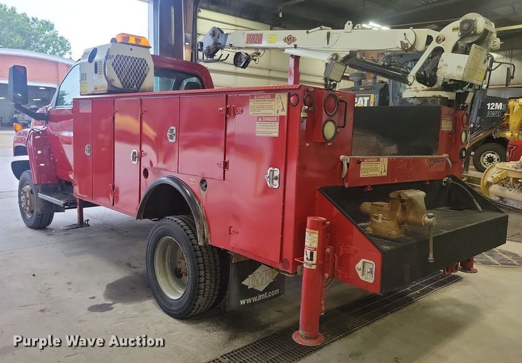 image for item IQ9805 2005 GMC C5500  utility / service truck