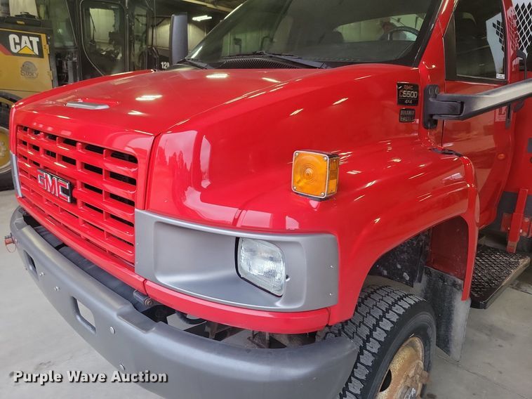 image for item IQ9805 2005 GMC C5500  utility / service truck