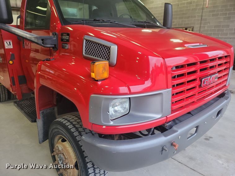 image for item IQ9805 2005 GMC C5500  utility / service truck