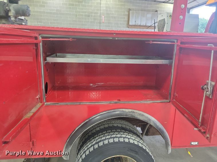 image for item IQ9805 2005 GMC C5500  utility / service truck