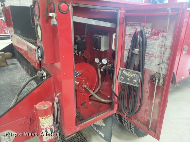 image for item IQ9805 2005 GMC C5500  utility / service truck