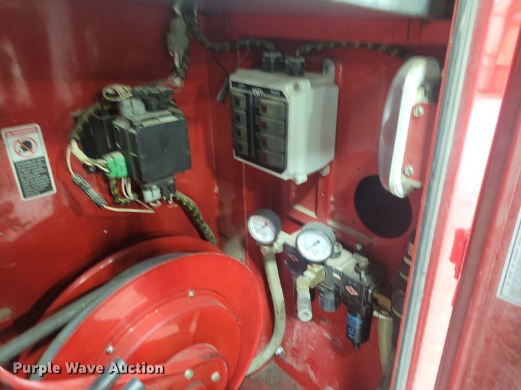 image for item IQ9805 2005 GMC C5500  utility / service truck