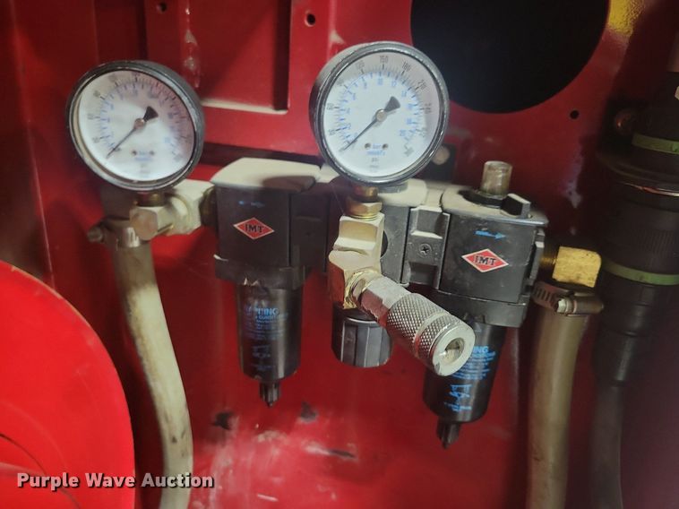 image for item IQ9805 2005 GMC C5500  utility / service truck