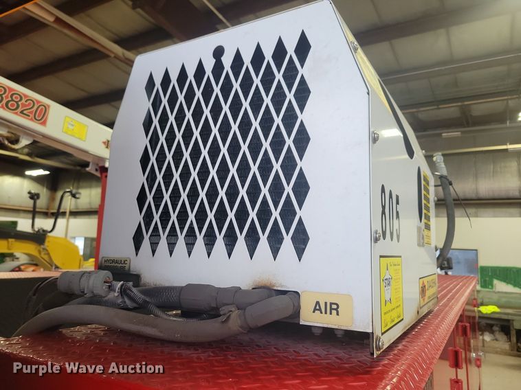 image for item IQ9805 2005 GMC C5500  utility / service truck