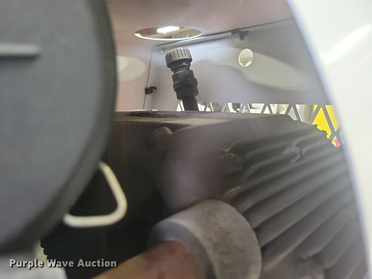 image for item IQ9805 2005 GMC C5500  utility / service truck