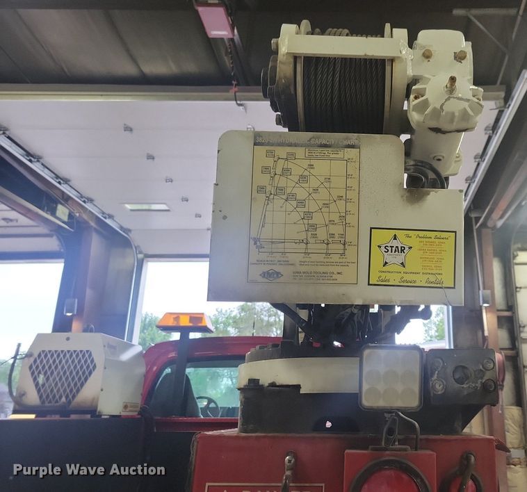 image for item IQ9805 2005 GMC C5500  utility / service truck