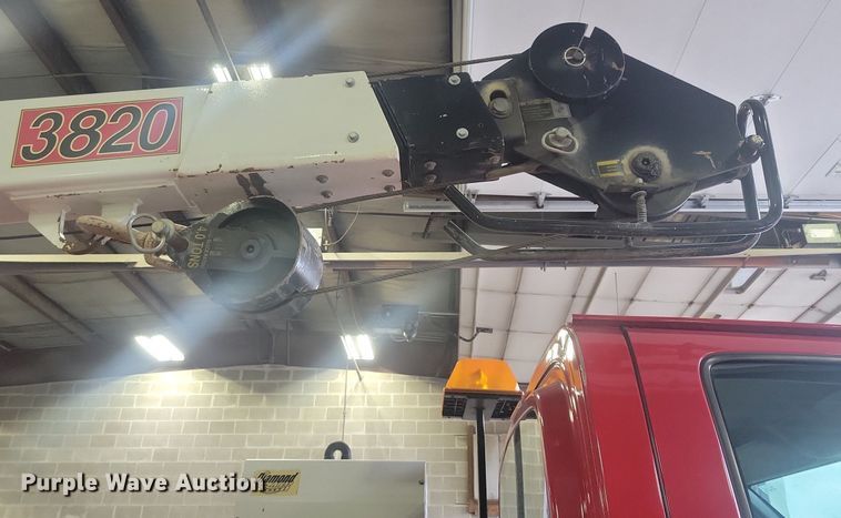 image for item IQ9805 2005 GMC C5500  utility / service truck