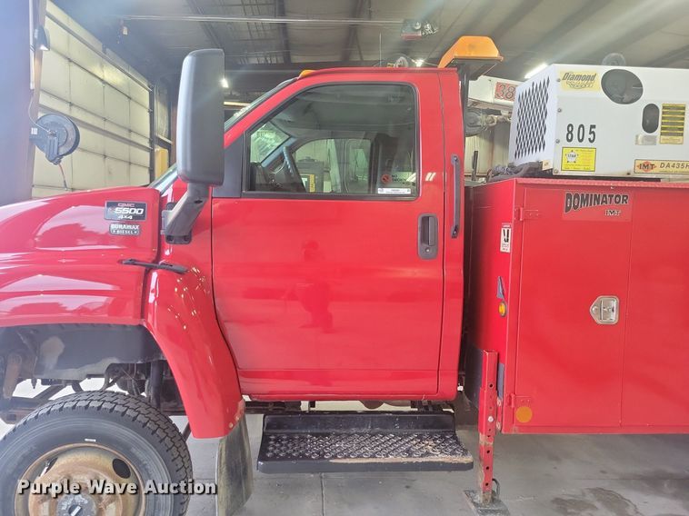 image for item IQ9805 2005 GMC C5500  utility / service truck