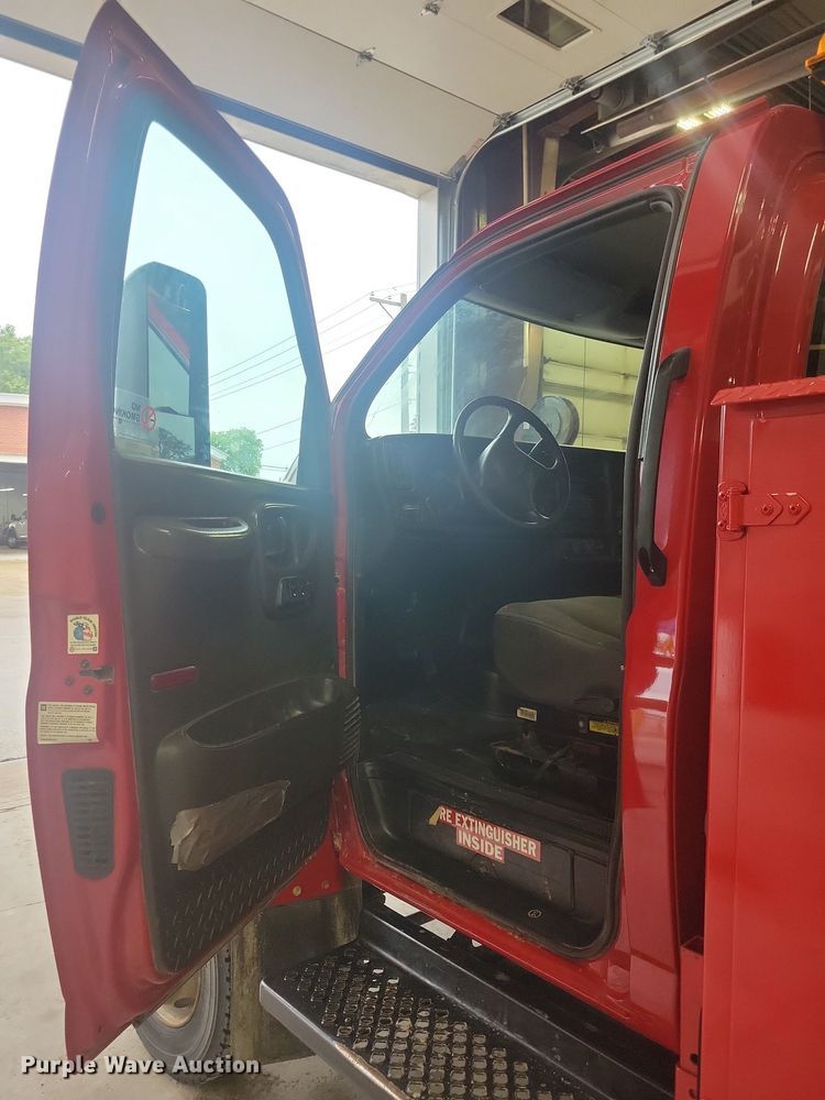 image for item IQ9805 2005 GMC C5500  utility / service truck