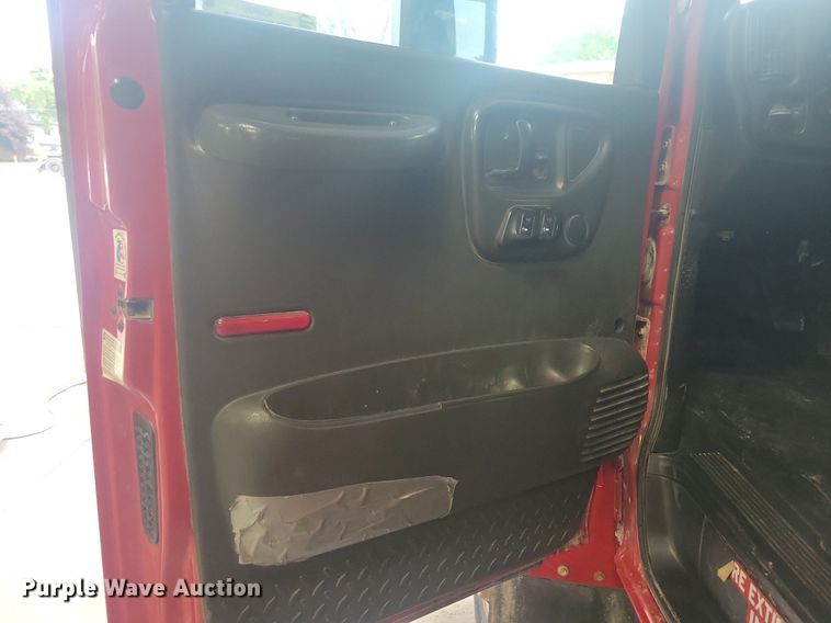 image for item IQ9805 2005 GMC C5500  utility / service truck